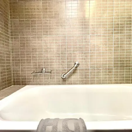 Two Bedroom, Wifi, Kitchen, 5min Playa Chica, Pool, Shopping