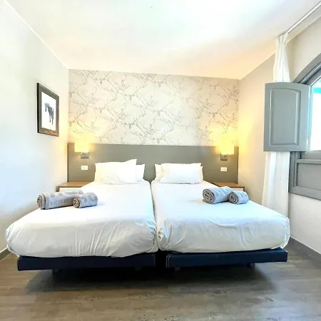 Two Bedroom, Wifi, Kitchen, 5min Playa Chica, Pool, Shopping Apartamento