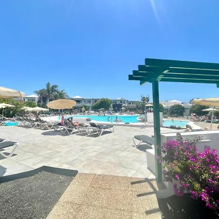 Two Bedroom, Wifi, Kitchen, 5min Playa Chica, Pool, Shopping
