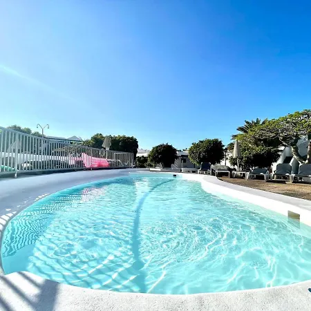Apartment Two Bedroom, Wifi, Kitchen, 5min Playa Chica, Pool, Shopping
