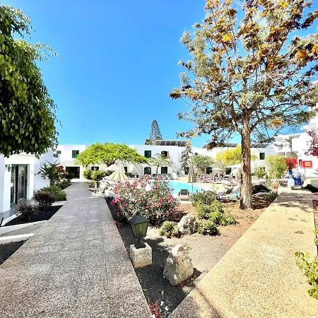 Two Bedroom, Wifi, Kitchen, 5min Playa Chica, Pool, Shopping Apartment